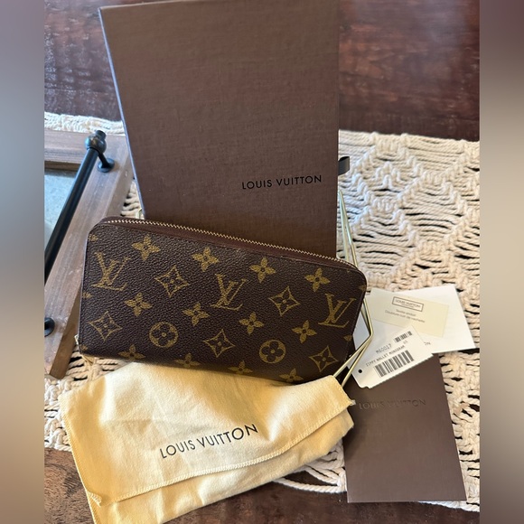 Louis Vuitton Zippy Monogram Wallet with Box, Dustbag, and Tags - Picture 2 of 10